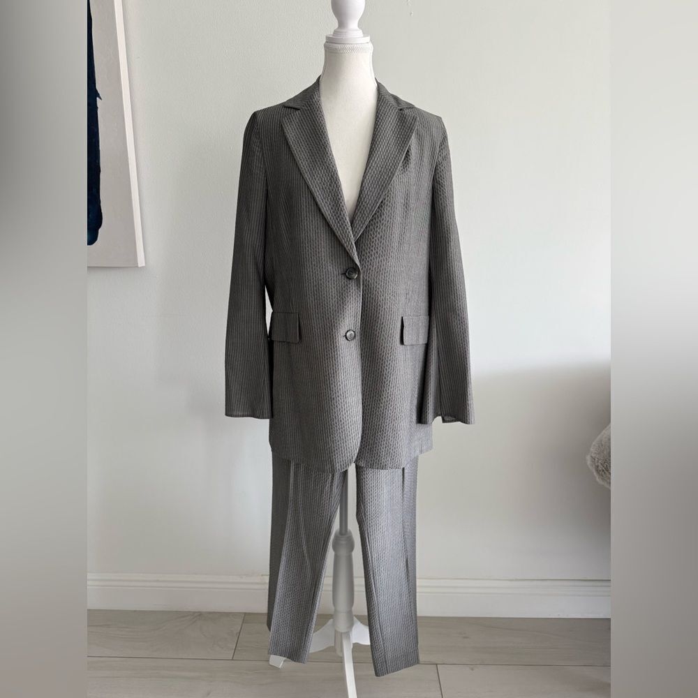 AKRIS Classic Gray striped Women’s Suit